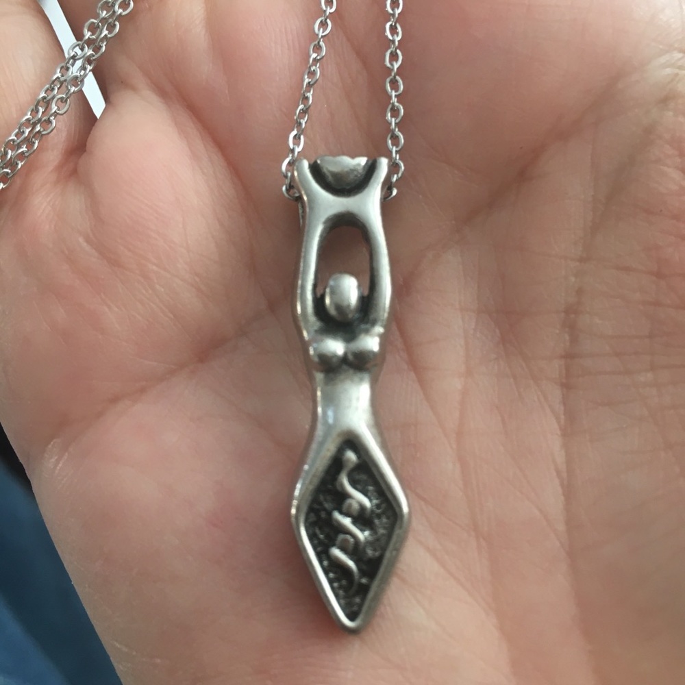 Silver fertility goddess pendant & chain - Picture 3 of 4